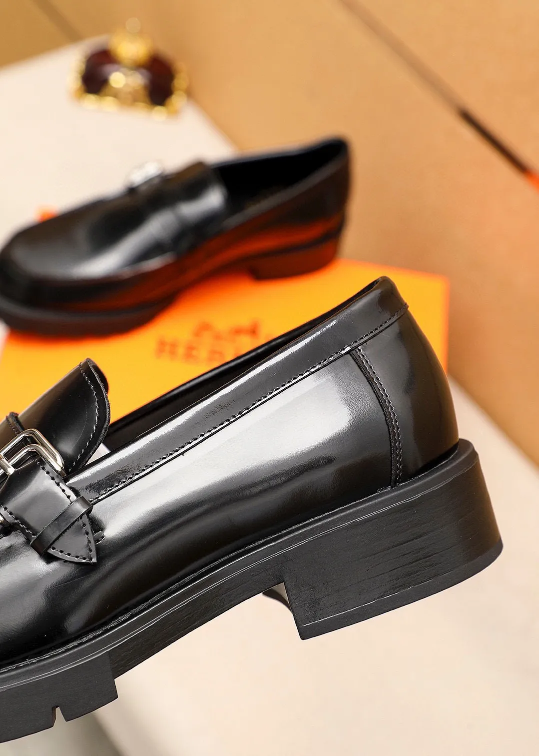 Men's shoes 💰460 💐 Product trademark: HERMES "Hermès" casual leather shoes Regular size: 39-44 (38.45🉑️customized) Product materials: Selected imported first-layer open-edge beaded cowhide upper + classic hardware buckle, imported water-dyed 🐂 cowhide lining. Strong three-dimensional visual effect, non-slip and wear-resistant rubber outsole Color: 1⃣️color optional